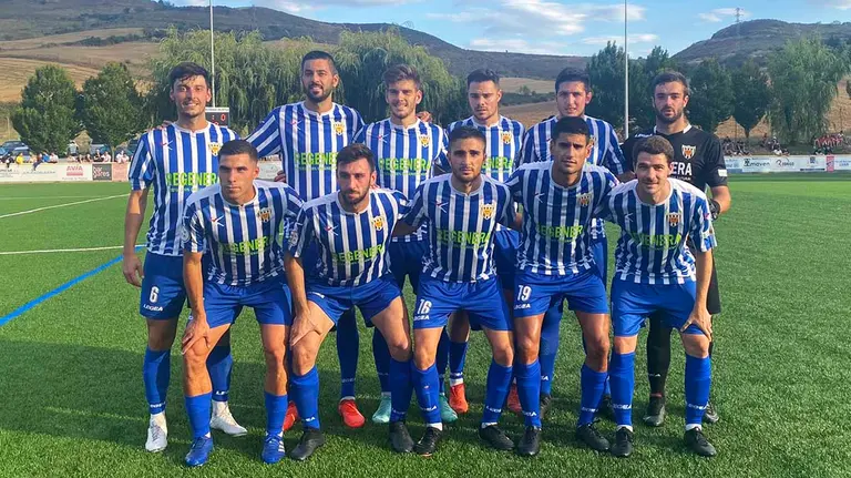 Equipo titular del Izarra en la final de la Copa RFEF ante el Ardoi. @fedfutnavarra