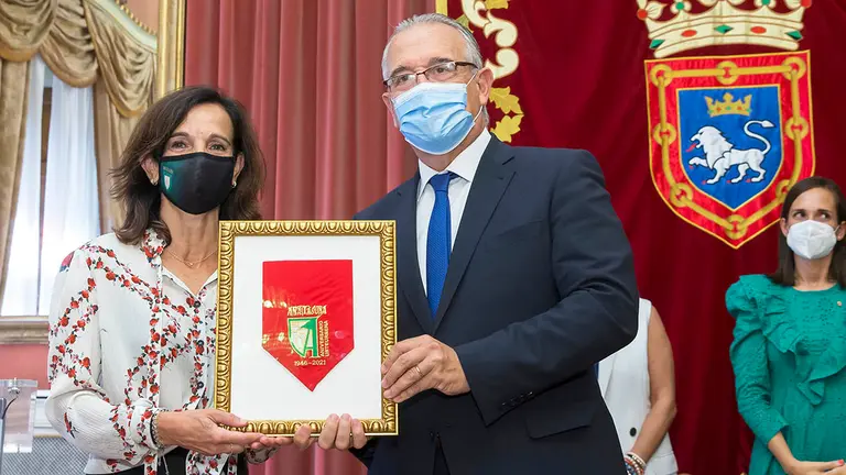 La presidenta del Anaitasuna y el  alcalde de Pamplona. Cedida.
