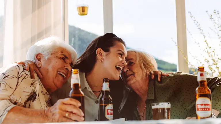 La cantante pamplonesa, Amaia, protagoniza un anuncio de Mahou junta a sus dos abuelas. MAHOU