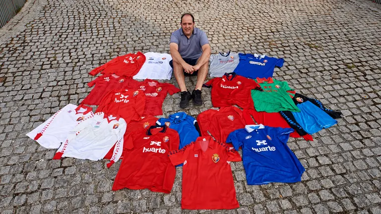 Txema García, coleccionista de camisetas de Osasuna. MIGUEL OSÉS