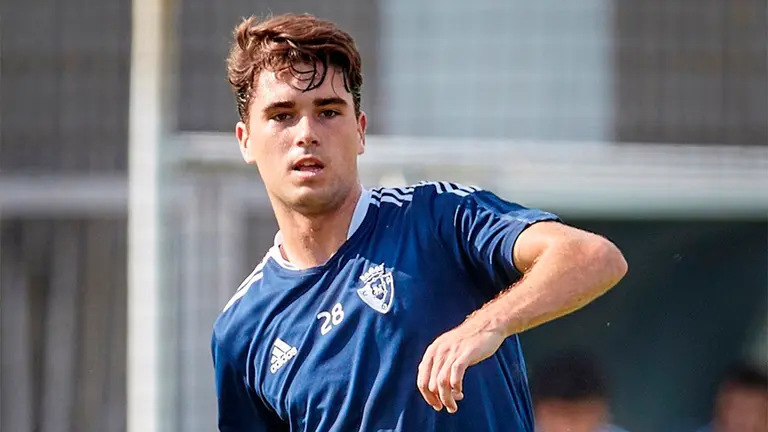 El jugador de Osasuna Javi Martínez durante el entrenamiento del conjunto navarro este jueves en las instalaciones de Tajonar, tras el cual, en un entrevista concedida a Efe, ha afirmado que se considera un futbolista de área a área, capaz de hacer muchos kilómetros y de ser incómodo para quien le defiende. EFE/Villar López.