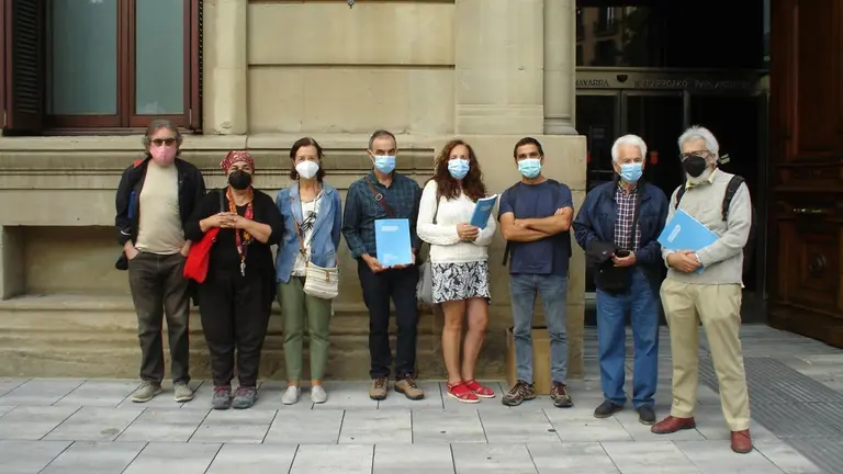 Representantes de varias asociaciones entregan en el Parlamento de Navarra un informe sobre las "graves irregularidades" de la "macrogranja" de Caparroso. SUSTRAI ERAKUNTZA