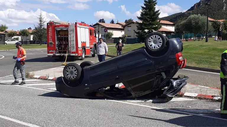 Imagen del coche volcado tras la colisión en Ayegui. BOMBEROS NAVARRA