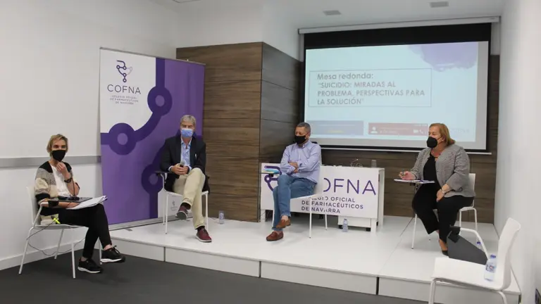 La moderadora del acto, Arantza Viamonte; el director de ASITES Navarra, Alfonso Echávarri; el integrante de la Asociación Besarkada – Abrazo, Francisco Carcavilla, y la presidenta del Colegio Oficial de Farmacéuticos de Navarra, Marta Galipienzo. COFNA