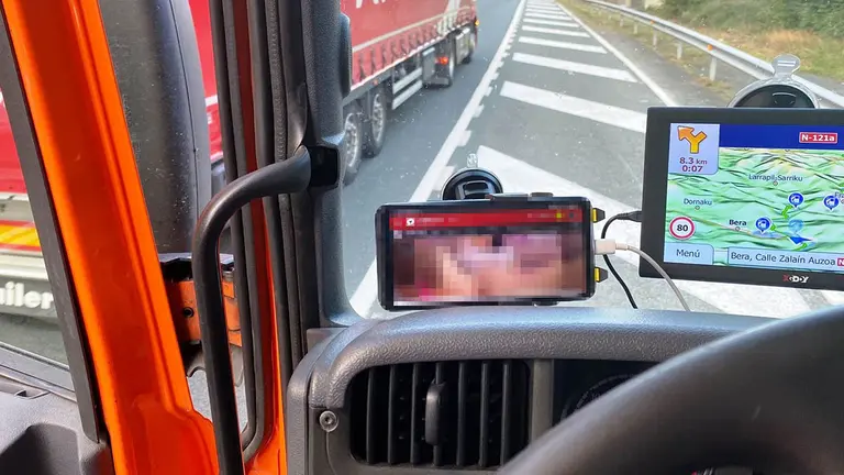 La Policía Foral inmoviliza a un camionero que circulaba viendo porno. POLICÍA FORAL