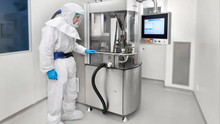 Un trabajador de Idifarma. IDIFARMA