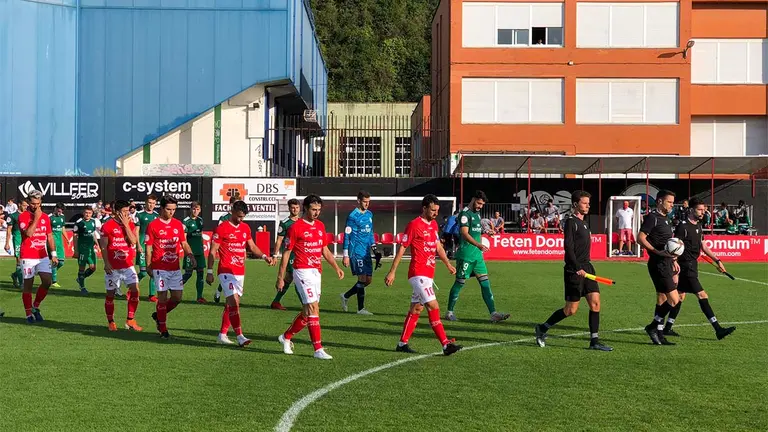 Los jugadores del Laredo y Osasuna Promesas saltan al terreno de juego. @CDLaredo