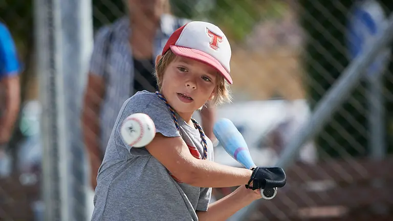 Inauguración del nuevo campo de softbol construido en el barrio de la Rochapea. PABLO LASAOSA