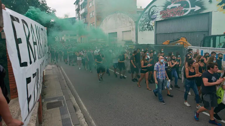 Manifestación en el barrio de la Rochapea en protesta por el desalojo del Gazteche. MIGUEL OSÉS