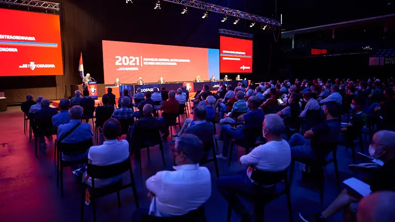 Asamblea de socios compromisarios Osasuna donde se debaten los nuevos estatutos que permitirían a Luis Sabalza volver a concurrir a las elecciones y el acuerdo con CVC. MIGUEL OSÉS