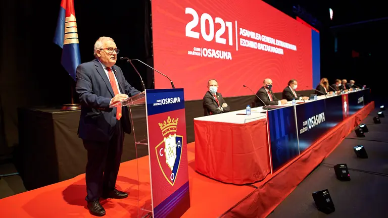 Asamblea de socios compromisarios Osasuna donde se debaten los nuevos estatutos que permitirían a Luis Sabalza volver a concurrir a las elecciones y el acuerdo con CVC. MIGUEL OSÉS