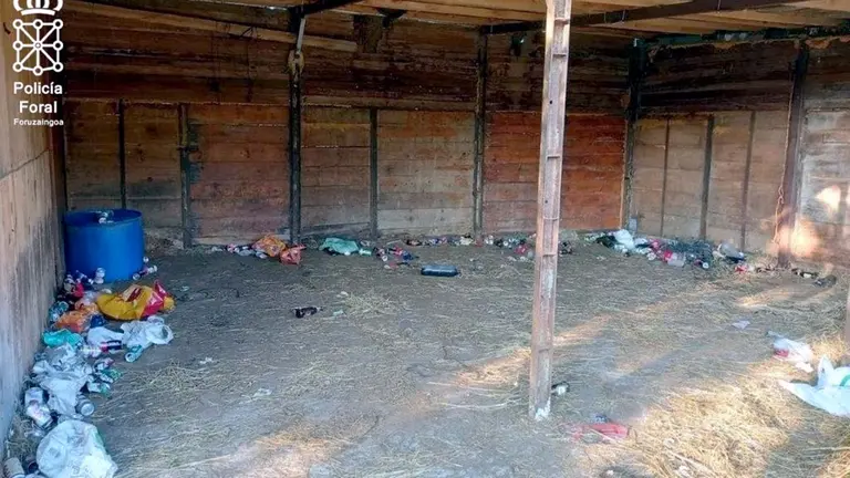 Restos de un botellón en Sakana. POLICÍA FORAL