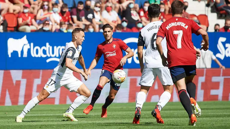 Partido entre Osasuna y Valencia correspondiente a la jornada número 4 disputado en el estadio de El Sadar de Pamplona. MIGUEL OSÉS