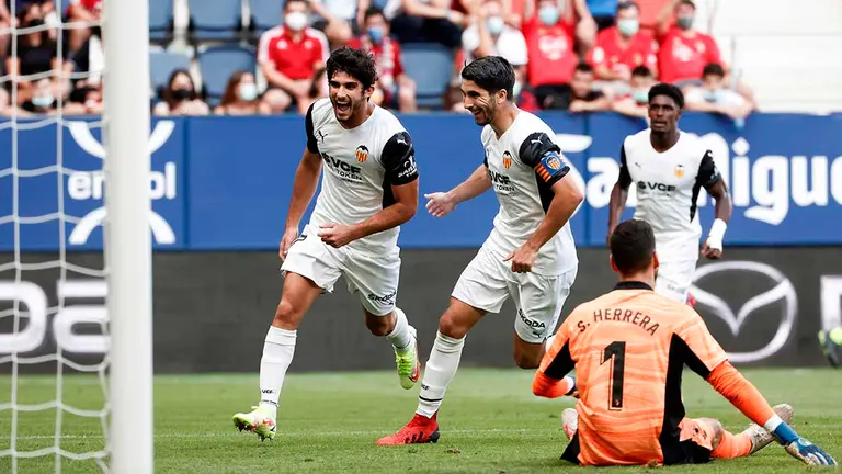 El delantero portugués del Valencia Gonçalo Guedes (c) celebra el gol marcado ante el Osasuna durante el partido disputado entre ambos equipos, esta tarde en el Estadio de El Sadar, correspondiente a la cuarta jornada de la Liga Santander. EFE/Jesús Diges