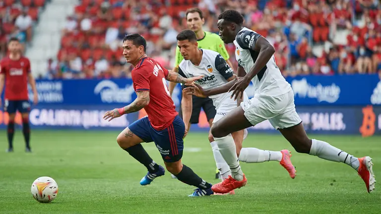Partido entre Osasuna y Valencia correspondiente a la jornada número 4 disputado en el estadio de El Sadar de Pamplona. MIGUEL OSÉS