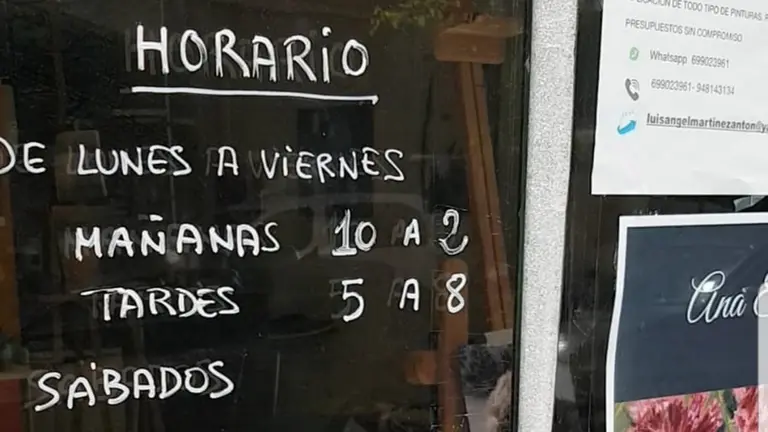 Un comercio indica sus horarios en el escaparate. GEROA BAI
