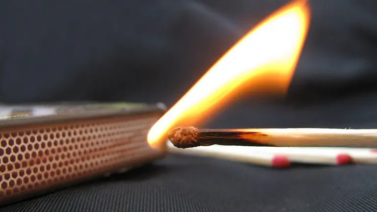 Una cerilla encendida. ARCHIVO