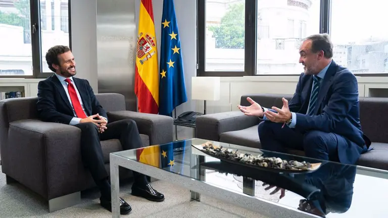 Pablo Casado y Javier Esparza en la reunión - UPN