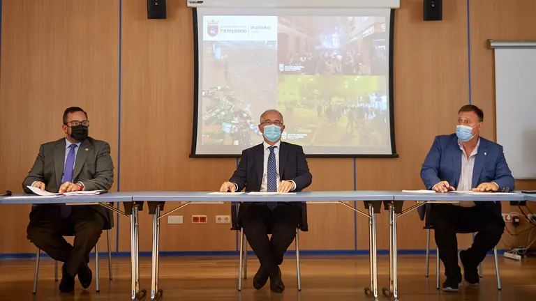 El alcalde, Enrique Maya, y el vicepresidente primero del Gobierno de Navarra, Javier Remírez, participan en una reunión de trabajo sobre el fenómeno del botellón. MIGUEL OSÉS