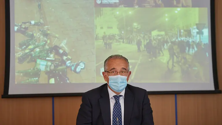 El alcalde, Enrique Maya, y el vicepresidente primero del Gobierno de Navarra, Javier Remírez, participan en una reunión de trabajo sobre el fenómeno del botellón. MIGUEL OSÉS
