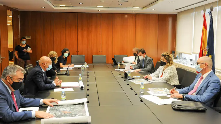 Pie de foto: Imagen de la reuni&oacute;n mantenida esta tarde. De izquierda a derecha, el diputado Santos Cerd&aacute;n, el consejero de Cohesi&oacute;n Territorial, Bernardo Ciriza; la jefa de Gabinete, Leire Ochoa; la directora general de Transportes y Movilidad Sostenible, Berta Miranda; el director de Planificaci&oacute;n Funcional, Carlos Ju&aacute;rez; el director general de Construcci&oacute;n de ADIF, Juan Pablo Villanueva; la presidenta de ADIF, Mar&iacute;a Luisa Dom&iacute;nguez, y el subdirector general de Planificaci&oacute;n Ferroviaria del Ministerio de Transportes, Movilidad y Agenda Urbana, Jorge Ballesteros. GOBIERNO DE NAVARRA