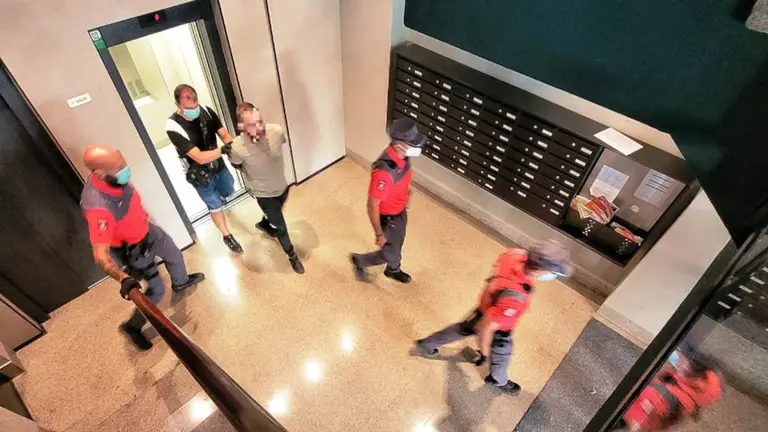 Agentes de la Policía Foral detienen a un hombre en Burlada POLICÍA FORAL