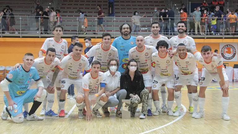 Equipo Ribera Navarra FS psando con el trofeo obtenido ante el FC Barcelona. @RiberaNavarraFS