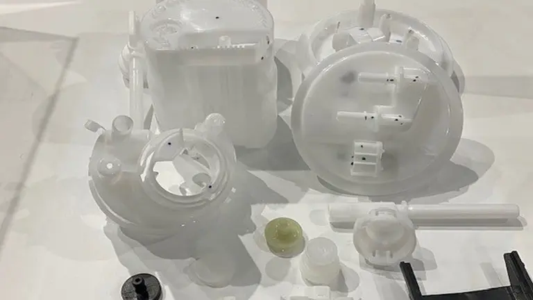 Algunas de las piezas que la empresa Hidrorubber realiza en su planta de Lesaca. HIDRORUBBER