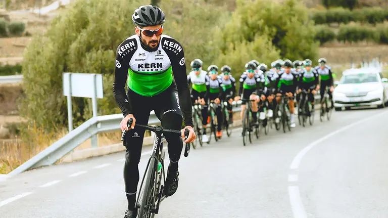 El corredor navarro Enrique Sanz con el maillot del equipo Kern Pharma.