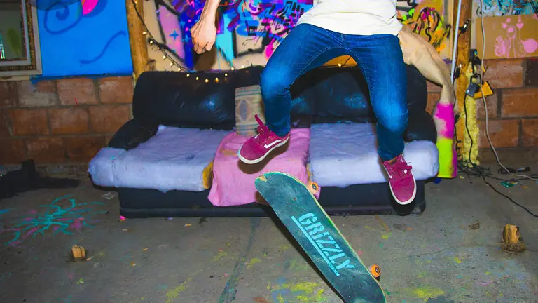 Un joven hace skate en una bajera. ARCHIVO