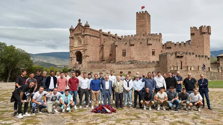 La plantilla, técnicos y directivos de Osasuna posan en la visita a la Basílica de Javier. @CAOsasuna