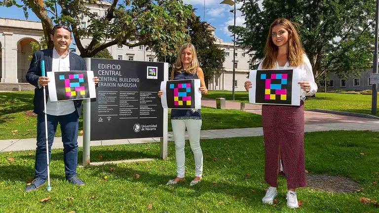 El profesor y presidente de la Fundación Iddeas, Luis Casado; Carolina Baiges, responsable de la Unidad de Atención a Personas con Discapacidad de Tantaka y la alumna del grado de Diseño, Itsaso Iriondo. UNAV