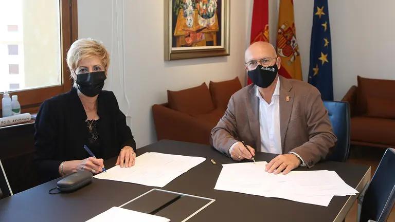 El consejero de Cohesión Territorial, Bernardo Ciriza, y la alcaldesa de Viana, Yolanda Gonzalez, suscriben el convenio de colaboración para la urbanización de la travesía de la carretera. GOBIERNO DE NAVARRA