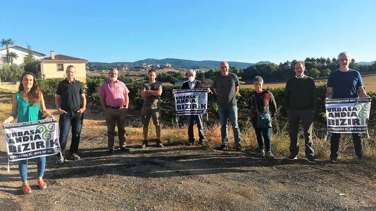 Representantes de los Ayuntamientos de Guesálaz, Lezaun y Valle de Yerri, que han presentado alegaciones a la propuesta de parque eólico proyectado en la Sierra de Andia. CEDIDA