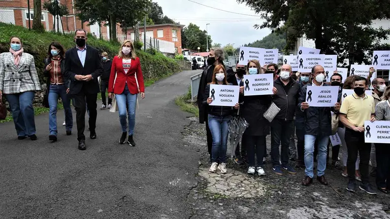 Drigentes del PP con el líder de los populares vascos a la cabeza, Carlos Iturgaiz, en el acto de desagravio a las víctimas celebrado en Arrasate Mondragon. NAGORE IRAOLA/EUROPA PRESS