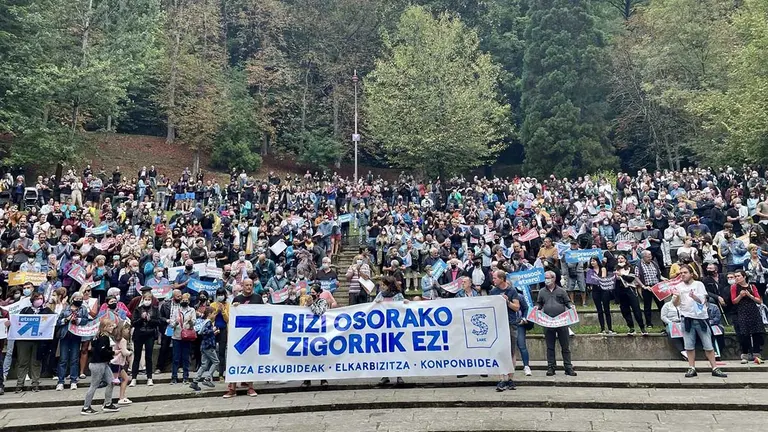 Los proetarras de la La red ciudadana Sare de apoyo a los presos de ETA se ha movilizado este mediodía en decenas de localidades vascas contra "las cadenas perpetuas encubiertas" y la aplicación de la legislación de excepción y ha pedido "no sucumbir a los intereses" de quienes no quieren avanzar en las políticas penitenciarias. EUROPA PRESS / SARE