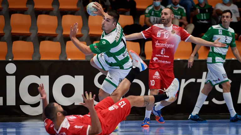 Balonmano Anaitasuna juega contra el Cuenca en el pabellón Anaitasuna de Pamplona. MIGUEL OSÉS