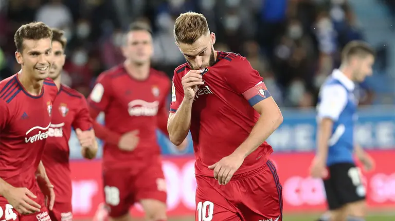 Roberto Torres celebra el gol de penalti en Vitoria. @CAOsasuna