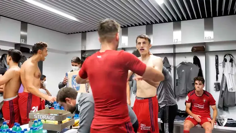 El vestuario de Osasuna celebra la victoria ante el Alavés.