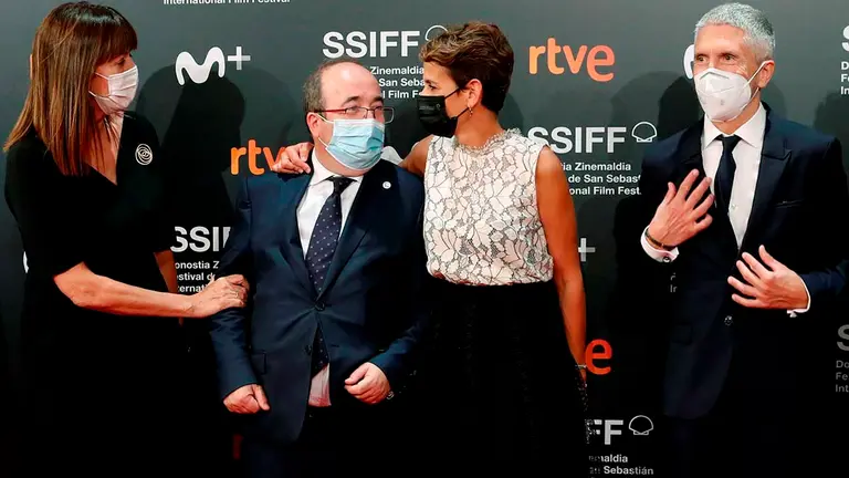 SAN SEBASTIÁN, 18/09/2021.- El ministro de Interior Fernando Grande-Marlaska (d), el de Cultura Miquel Iceta (2i), acompañados por la líder del PSE Idoia Mendia (i), y la presidenta del Gobierno de Navarra María Chivite (2d), a su llegada hoy sábado a la 69 Edición del Festival Internacional de Cine de San Sebastián. EFE/Juan Herrero.
