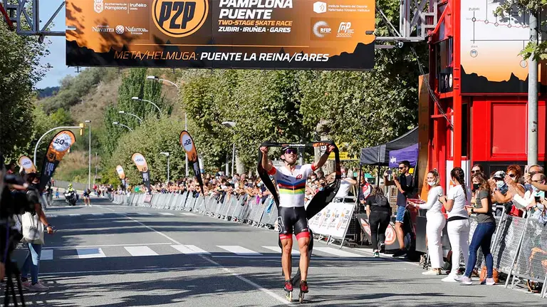Llegada de la maratón de patinaje Pamplona - Puente la Reina, Foto César Cebrian.