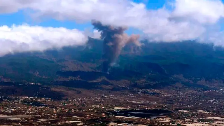 Una erupción volcánica ha comenzado esta tarde de domingo en los alrededores de Las Manchas, en El Paso (La Palma), después de que el complejo de la Cumbre Vieja acumulara miles de terremotos en la última semana, conforme el magma iba presionando el subsuelo en su ascenso
