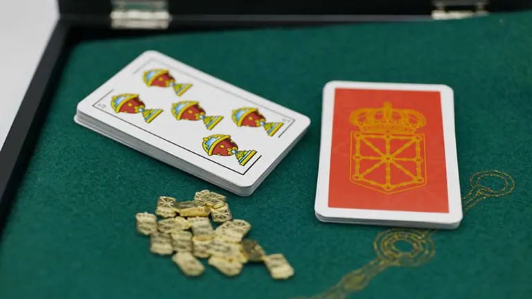 Juego de Mus con motivos del escudo y la bandera de Navarra.  (4)