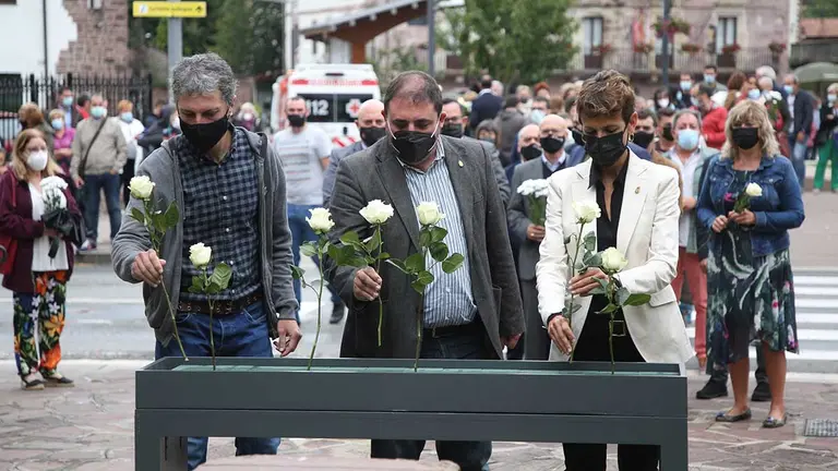 Joseba Otondo, Unai Hualde y María Chivite realizan la ofrenda floral.