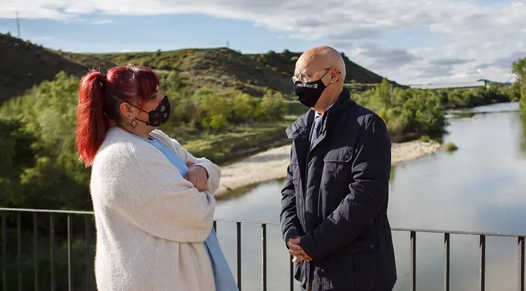 La alcaldesa de Mendigorría, Eunate López, y el consejero de Cohesión Territorial, Bernardo Ciriza, durante una visita al puente medieval de Andelos. GOBIERNO DE NAVARRA