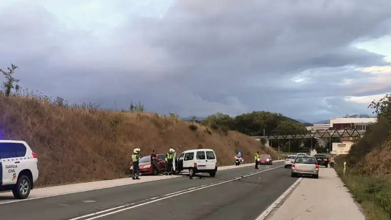 Accidente en la ronda de Pamplona, a la altura de Orcoye, en el que una mujer ha resultado herida. GUARDIA CIVIL