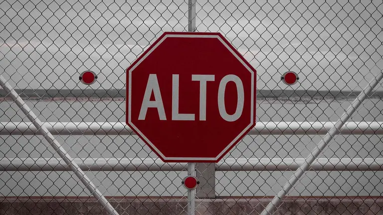 Señal de STOP en una valla. ARCHIVO