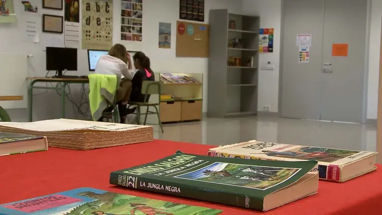 Una profesora trabaja con una alumna en un colegio. AYUNTAMIENTO DE PAMPLONA