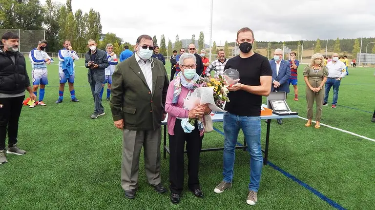 La familia de Juan José Armendáriz recibe el homenaje en Sarriguren. Foto Trofeo Boscos.