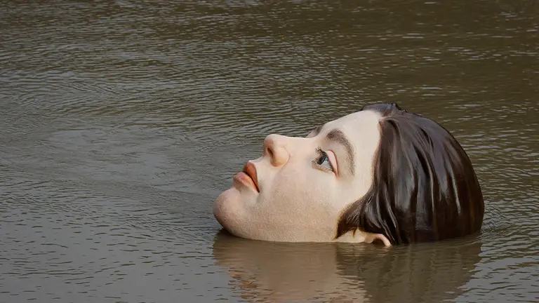 La escultura "Bihar" (mañana) reposa este miércoles en la ria de Bilbao, una obra del escultor mexicano Rubén Orozco. EFE/LUIS TEJIDO